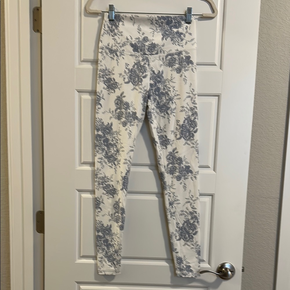 Glyder Floral Print Leggings in White and Slate Blue